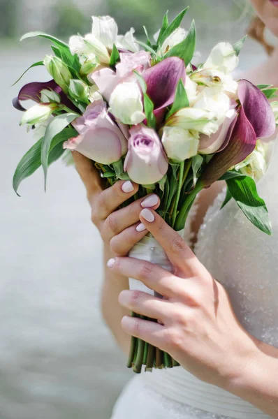 ユースタシアの柔らかい結婚式の花束を持っている花嫁 水平ショット — ストック写真