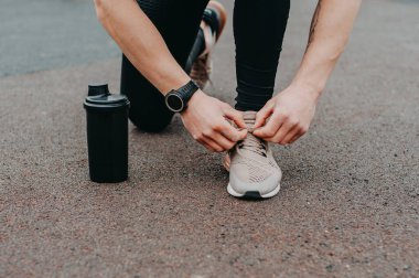 Eğitimde ara. Spor salonunda ayakkabı bağcığı bağlayan sporcu, boş yeri olan panorama