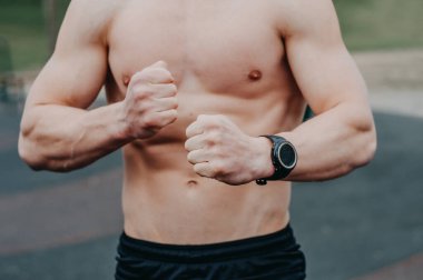 Spor konsepti. Sporcu Muay Thai boksörü siyah arka planda dumanla dövüşüyor. Boşluğu Kopyala.