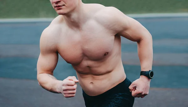 Porträtt Sexig Ung Man Med Muskulös Kropp Poserar Studio Grå — Stockfoto