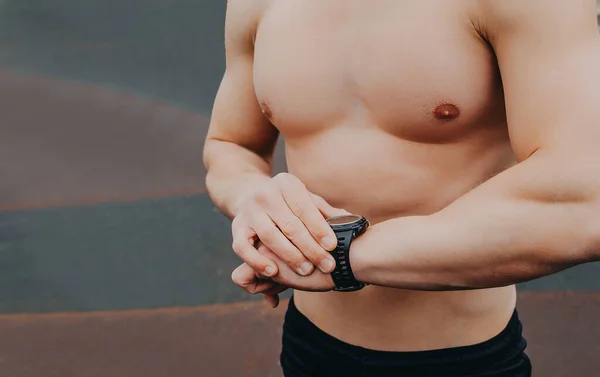 Primer Plano Mano Masculina Pecho Desnudo Que Demuestra Reloj Contemporáneo —  Fotos de Stock