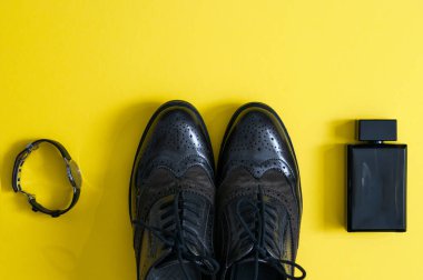 Erkek kıyafetleri ve aksesuar koleksiyonu. en üstteki görünüm