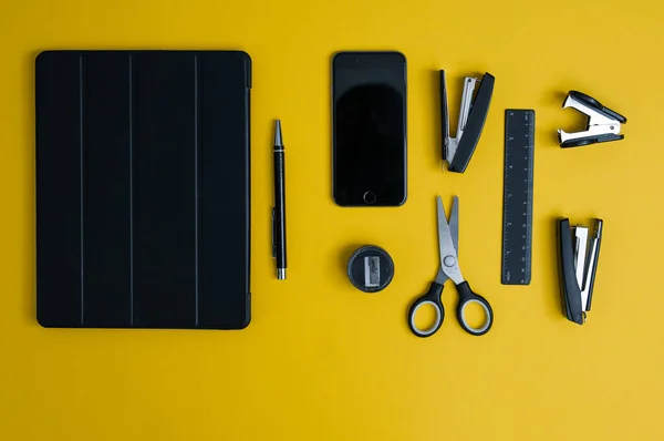 Mix Aus Bürobedarf Und Business Gadgets Auf Einem Modernen Schreibtisch — Stockfoto