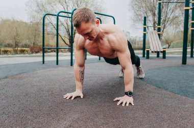 Siyah arka planda izole edilmiş kas egzersizi yapan kaslı bir adam.