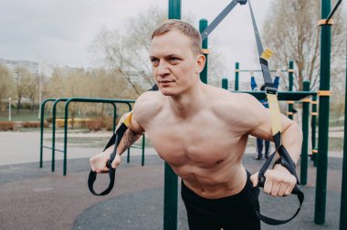 Formda sporcu stadyumda egzersiz yapıyor. Şehrin parkındaki beyaz bir genç adam. Spor egzersizlerini göster. Spor, spor, sağlık, yaşam tarzı konsepti