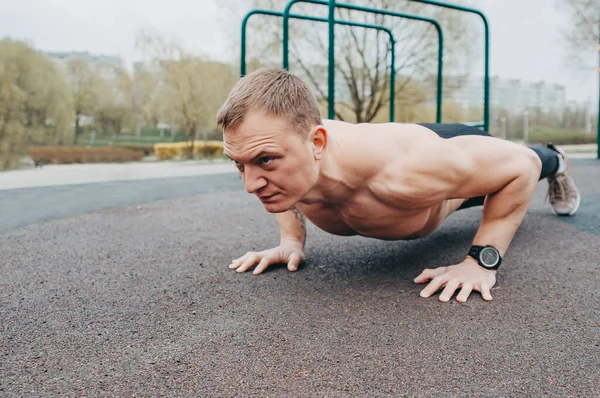 Мышечный Человек Делает Гимнастические Упражнения Изолированы Черном Фоне — стоковое фото