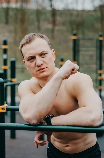 Der Fitte Athlet Beim Training Stadion Kaukasischer Junger Mann Freien — Stockfoto