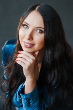 Güzel bir kadın uzun esmer saçlar ince moda sabunlu siyah pantolon giyer ve organik kaşmir süveter giyer.