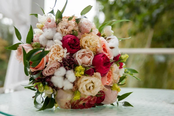 Beautiful wedding bouquet — Stock Photo, Image