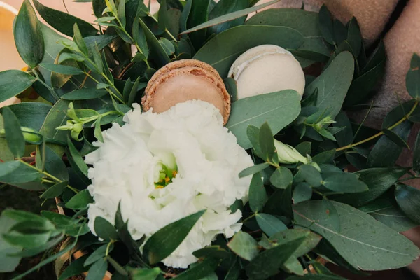 Flor blanca con macarrones — Foto de Stock