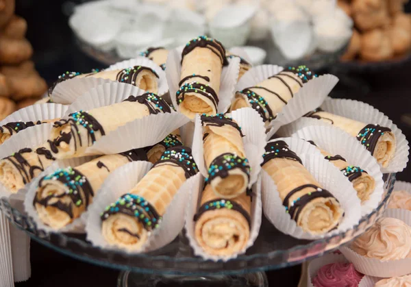 Süßigkeiten auf der Festtafel — Stockfoto