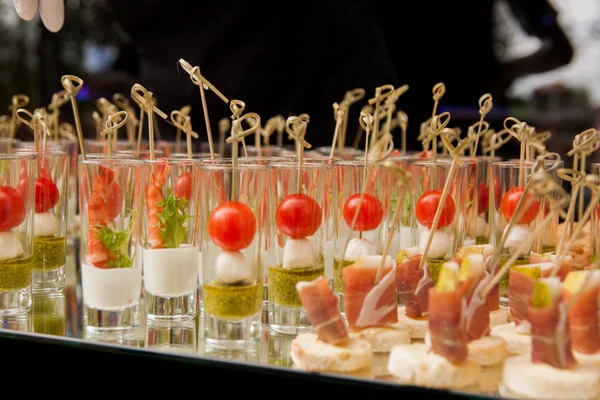 Deliciosos canapés no casamento — Fotografia de Stock