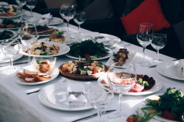 Beyaz şarap ve bir kadeh şampanyayla hazırlanmış masa.