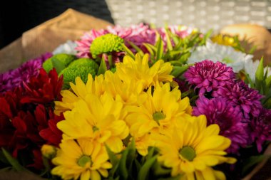 Sepette güzel bir buket çiçek