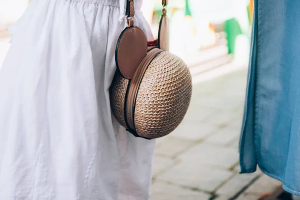 Mujer Joven Con Una Pelota Calle — Foto de Stock