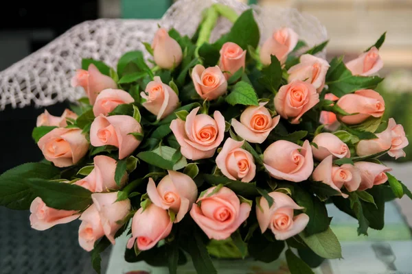 Bouquet de fleurs dans un vase sur la table — Photo