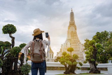 Güzel Asyalı kadın selfie wat Arun tapınak tatil ile