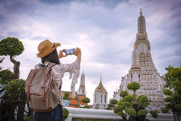 Asyalı kadın turist bir smartphone vasıl fotoğraflarla alıyor 