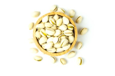 Antep fıstığı izole grup beyaz arka plan üzerinde bir ahşap Kupası en iyi Manzaralı.