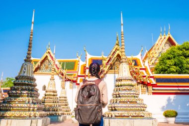 Asyalı kadınlar sırt çantası turistik seyahat tatil wat pho Bangkok Tayland, sakin ol. Bir dönüm noktası ve cazibe.