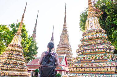 Asyalı kadın sırt çantası turizm seyahat tatil wat pho Bangkok Tayland, sakin ol. Bir dönüm noktası ve cazibe.