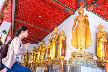 Asyalı kadın turist sırt çantası Buda görüntü wat pho Bangkok Tayland tatil içinde ibadet. Bir dönüm noktası ve cazibe.