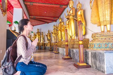 Asyalı kadın turist sırt çantası Buda görüntü wat pho Bangkok Tayland tatil içinde ibadet. Bir dönüm noktası ve cazibe.
