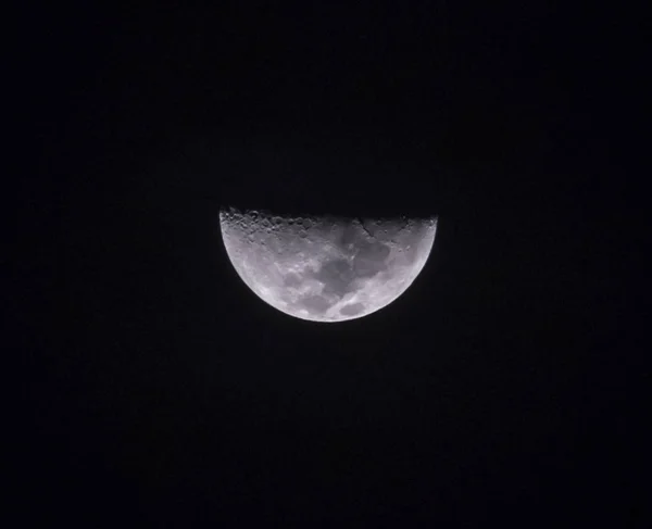 Setengah Bulan Langit Menutupi Dengan Gelap — Stok Foto