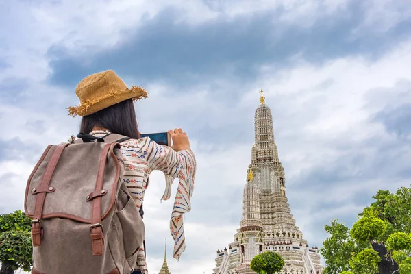 Asyalı Kadın Turist Sırt Çantası Ile Bir Fotoğraf Veya Smartphone — Stok fotoğraf