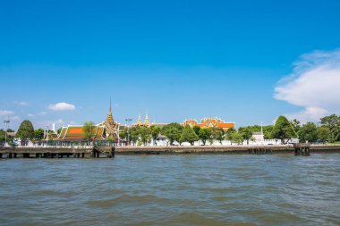 Grand Palace landmark Tayland. Chao Phraya Nehri üzerinde çalışan tekneden görüntüleyin. Tatil için uygundur..