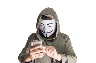 Bir hacker bir bornoz giymiş bir maske takıyor. Smartphone hırsızlığı kullanarak ve siber verilere saldıran. Beyaz arka plan ve kırpma yolu izole.