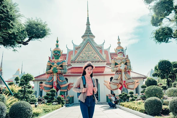 Azjatyckie Kobiety Turystów Odwiedzają Dwóch Gigantów Czasie Wakacji Relax Arun — Zdjęcie stockowe