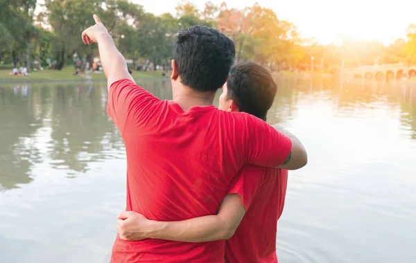 Tatil Seyahat Mutlu Aşk Yapmak Romantik Sarılmak Asya Eşcinsel Çiftler — Stok fotoğraf