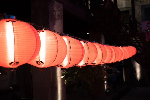 中国的灯是红色的 中国文化是用来装饰的家或神社 新年庆典期间 — 图库照片