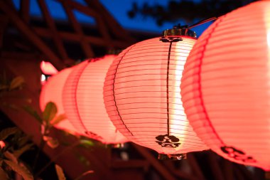 Çin lambaları kırmızı renktedir. Çin kültürü ev veya tapınak dekore etmek için kullanılır. Yeni yıl kutlamaları sırasında.