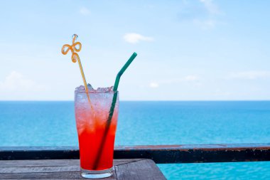 Soğuk su içeceği. Bardakta içmek için uygun güzel deniz manzaralı. Tatillerde manzarayı seyrediyorum.