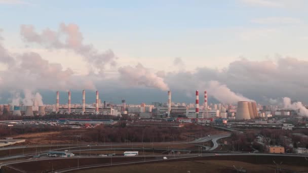 Timelapse Stora Fabriksledningar Förorenar Atmosfären Med Rök Ekologisk Skada — Stockvideo