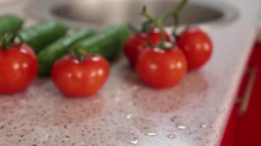 Mutfak masasında domates ve salatalık. Sığ çekim.