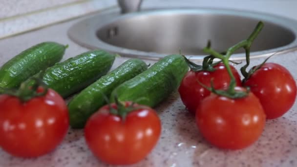 Verduras frescas en la mesa de la cocina, cámara moviéndose hacia atrás — Vídeo de stock
