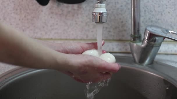 Jeune fille tenant et lavant des champignons dans l'évier — Video