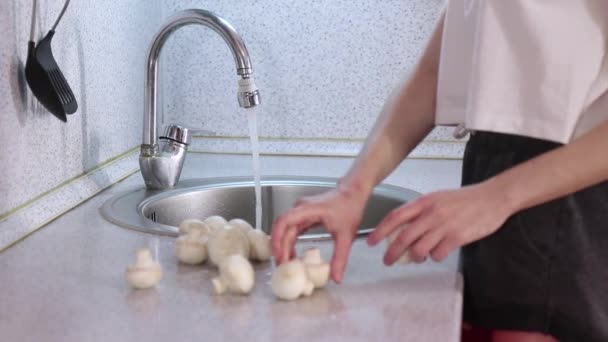 Chica joven tomar un hongo y lavarlo — Vídeo de stock