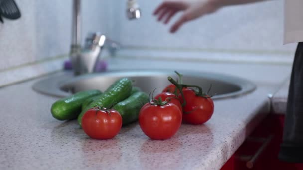 Rapariga lavando legumes na cozinha — Vídeo de Stock