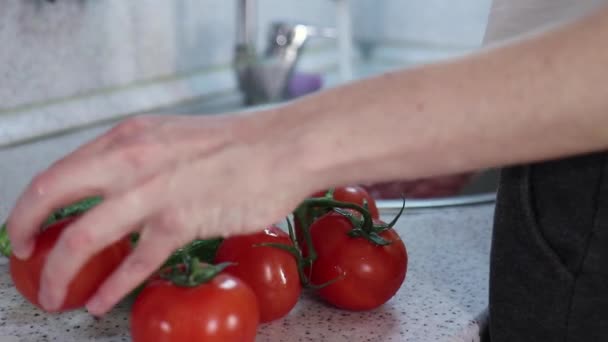 Jeune fille laver les légumes dans la cuisine — Video