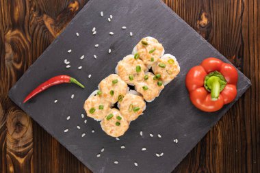 Kırmızı biberli ve pırasalı rulo.