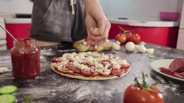 Manos de chica joven rocía masa de pizza de queso — Vídeos de Stock