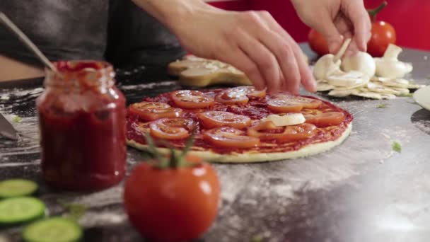 Dłonie młodej dziewczyny umieścić grzyby na ciasto pizzy — Wideo stockowe