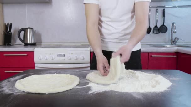 Руки молодого чоловіка готують тісто — стокове відео