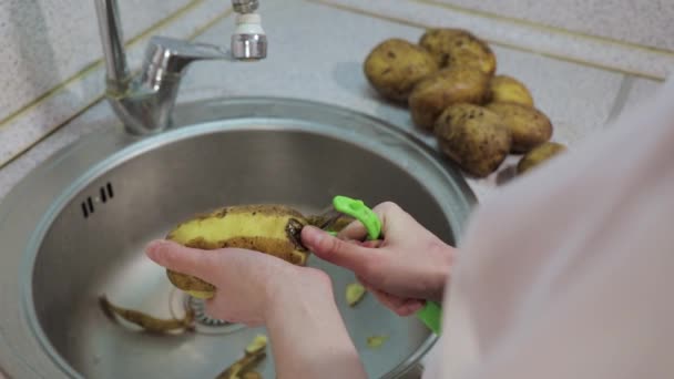 Hände reinigen schälen faule Kartoffeln im Waschbecken — Stockvideo