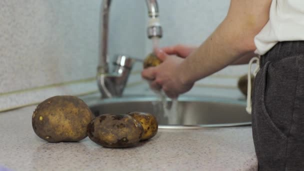 Handen wassen aardappel in gootsteen — Stockvideo