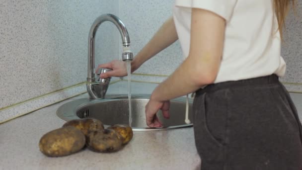 Ragazza acqua aperta, prendere la patata e lavare nel lavandino — Video Stock